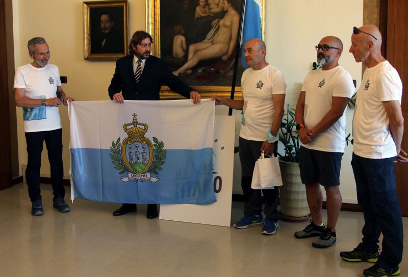 La bandiera di San Marino in cammino verso Santiago di Compostela
