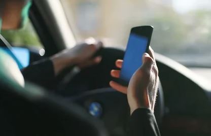 Uso dello smartphone alla guida dell’auto, 12 sanzioni a Rimini