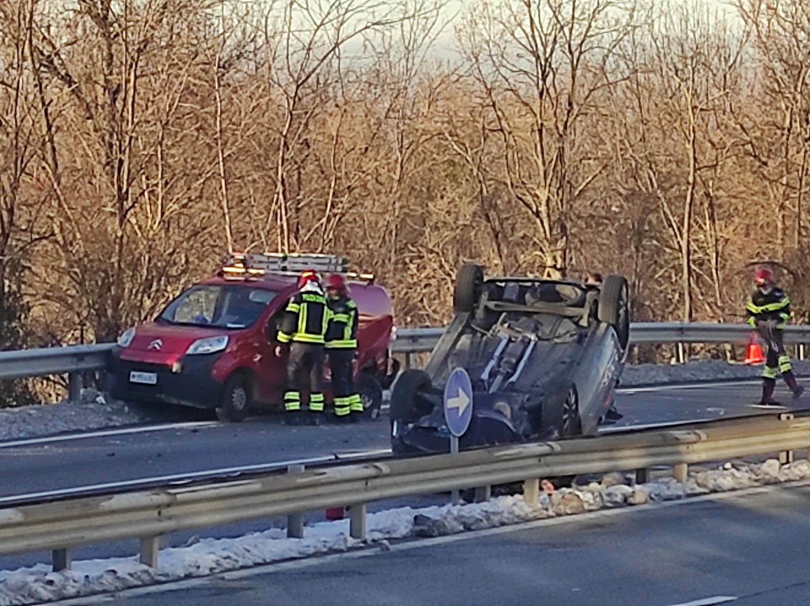 San Marino. Auto si cappotta sulla Superstrada, traffico bloccato