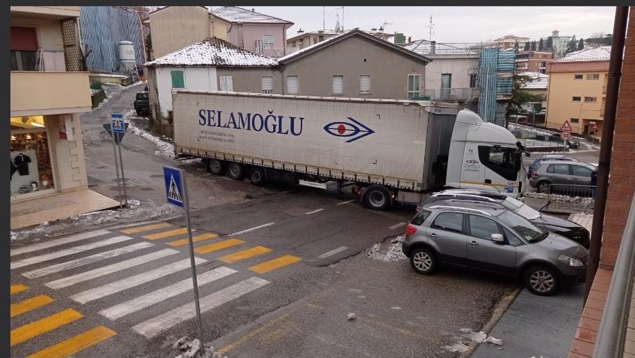 San Marino. Camion sbanda per il nevischio: strada bloccata a Dogana