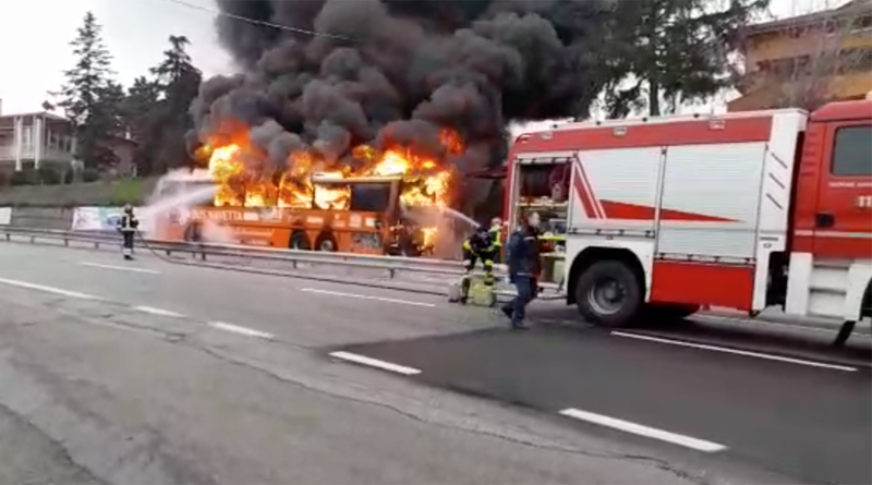 Paura a Domagnano: autobus prende fuoco completamente sulla Superstrada
