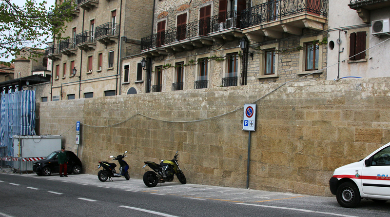 Restaurato il primo tratto di mura del centro storico di San Marino: le pietre tornano all’antico splendore