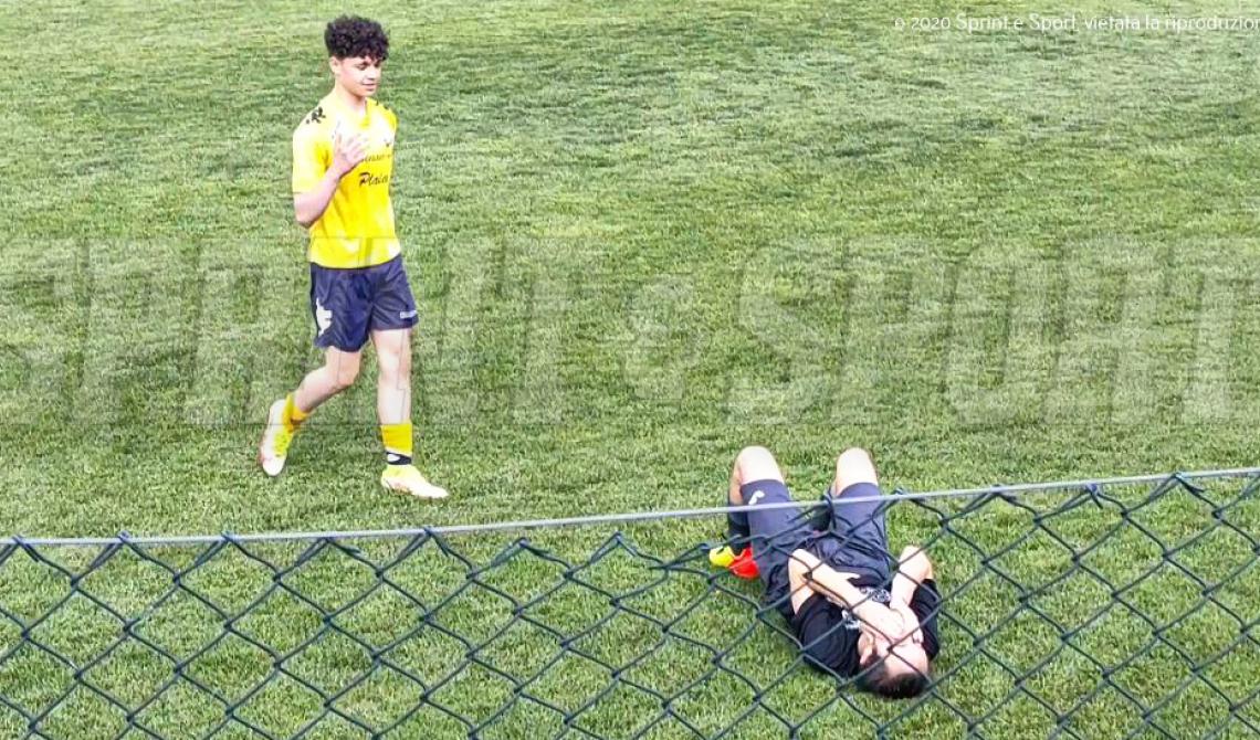 Abbraccia l’avversario in lacrime per la sconfitta, il Comitato fair play di San Marino premia giovane calciatore