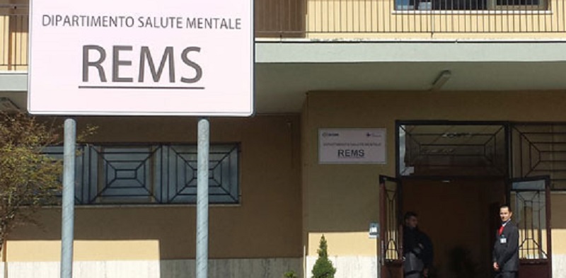 Accoltellò cinque persone a Rimini, niente carcere: è incapace di intendere e volere