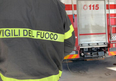 Rimini. L’auto prende fuoco mentre è alla guida: conducente illeso