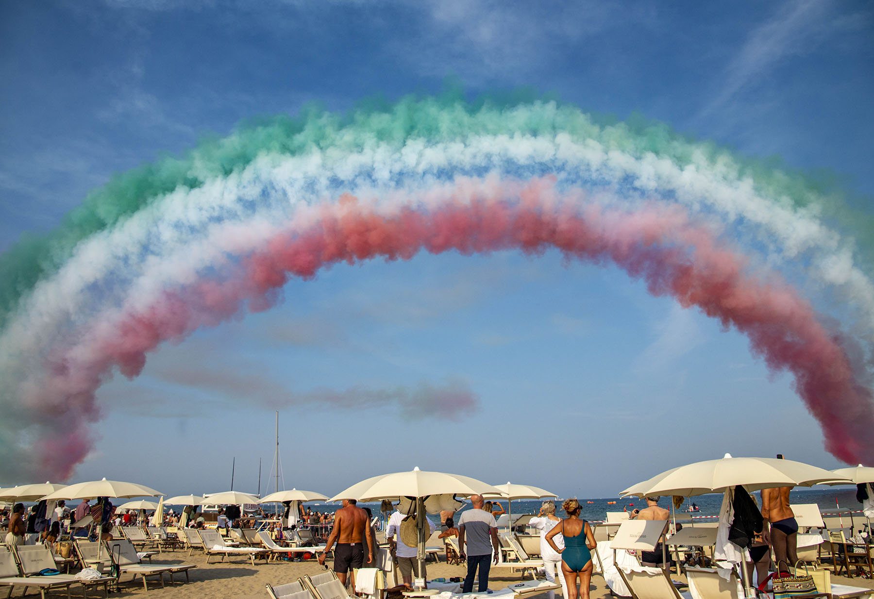 In migliaia sulla spiaggia a Bellaria per lo show delle Frecce Tricolori