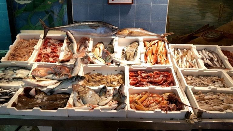 Torna il pesce fresco a Rimini, banchi presi d’assalto