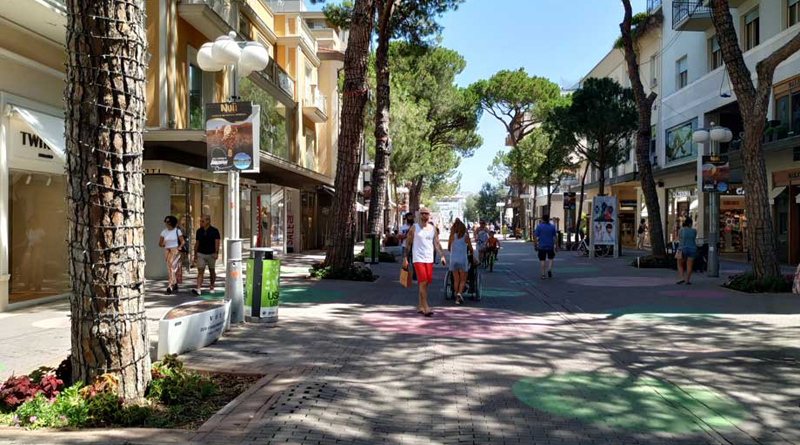 «Via dai “salotti” di Riccione le pubblicità di altri centri commerciali» tra cui l’Outlet di San Marino e le Befane di Rimini