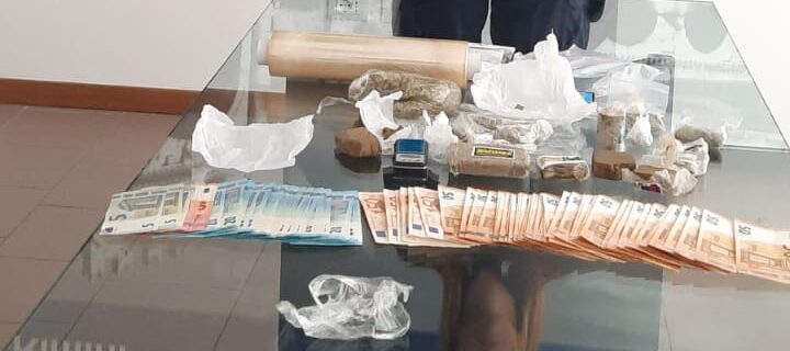 Lotta allo spaccio di droga, arrestato a Rimini con mezzo kg di hashish e marijuana e 4mila euro