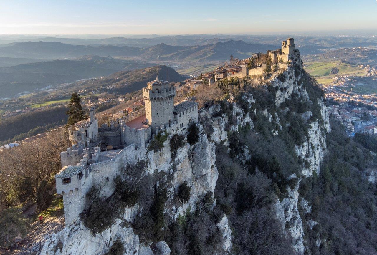 San Marino. Nuova luce per le Tre Torri: inaugurato nuovo impianto led