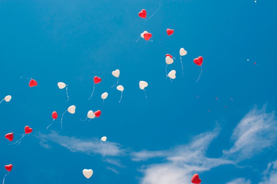 La comunità di Riccione abbraccia e piange i suoi 7 angeli: in 6mila allo stadio per il funerale delle vittime della tragedia sull’A4