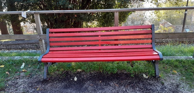 Una panchina rossa a Borgo Maggiore (San Marino) per tenere viva la lotta alla violenza sulle donne