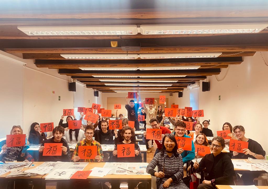 Cinquantacinque studenti dell’Università di San Marino a scuola di calligrafia cinese grazie a un workshop dell’Istituto Confucio