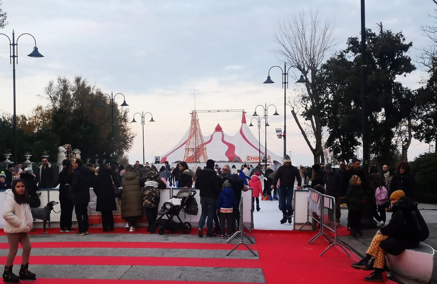Rimini. Prolungata fino al 15 gennaio l’apertura del Villaggio di Natale con la pista di ghiaccio e gli spettacoli