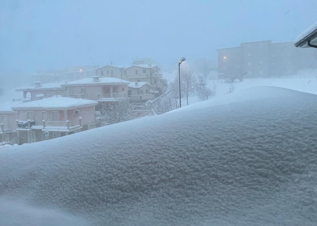 San Marino. Meteo: la cima del monte Titano sommersa dalla neve, deciso miglioramento dal primo pomeriggio