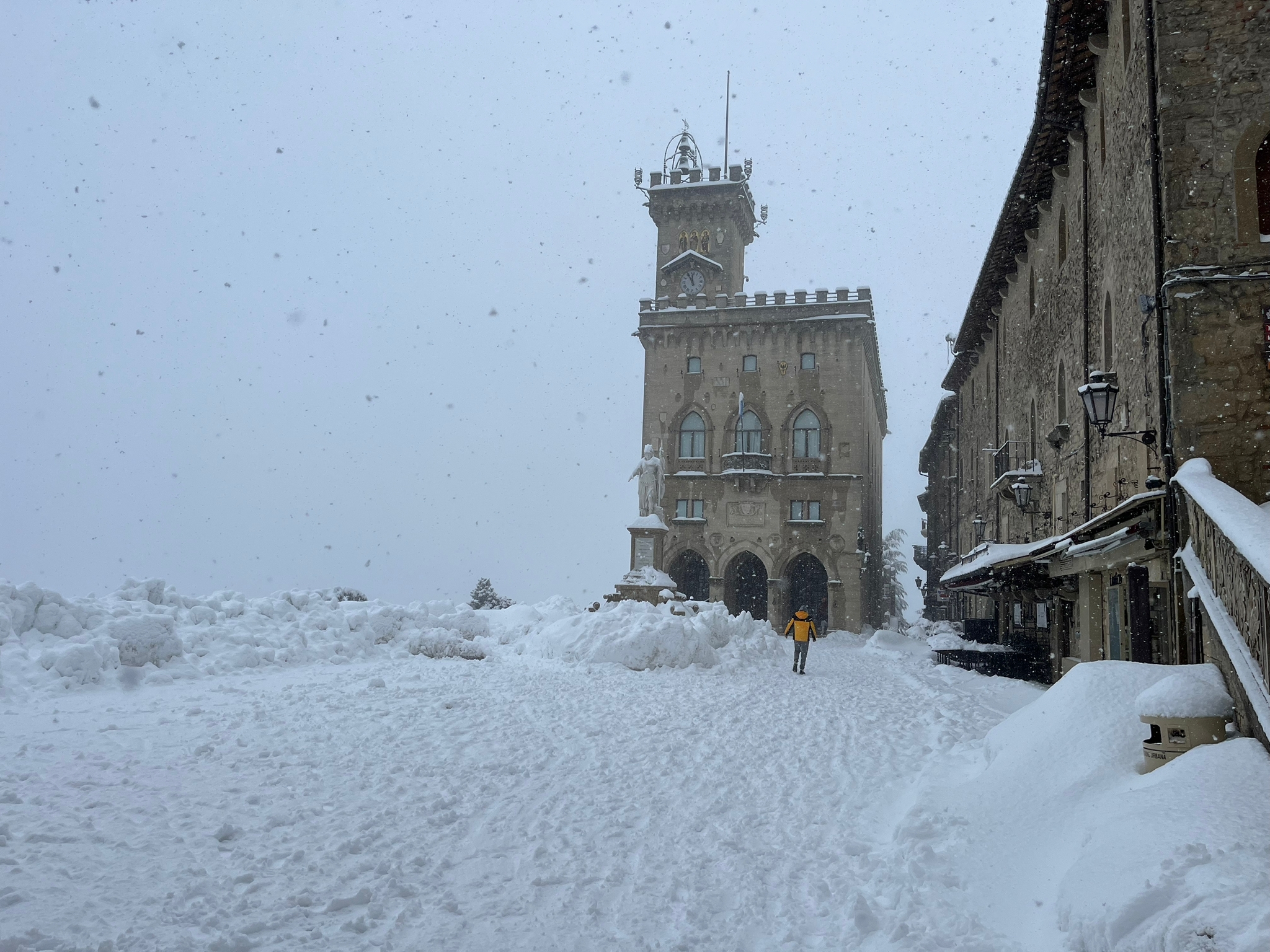 San Marino nella morsa della neve, disagi al traffico. Si valuta la chiusura delle scuole