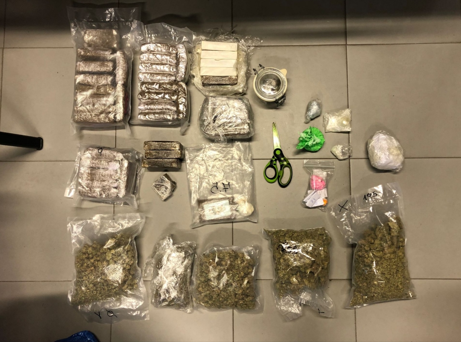 “Mercatino della droga” in casa, arrestato un 60enne di Rimini