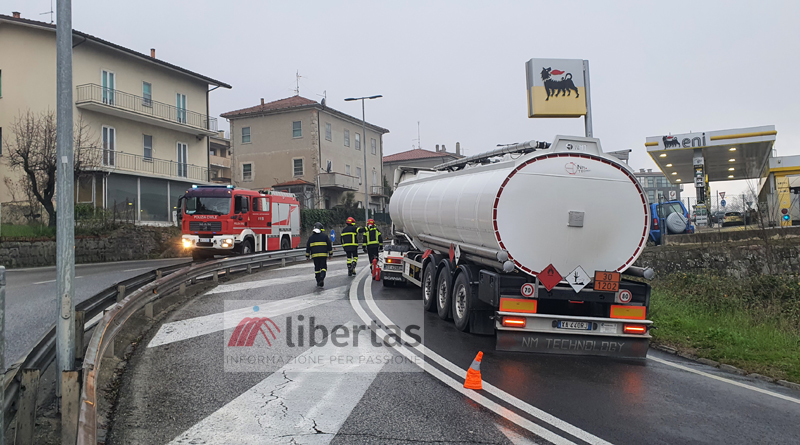 A fuoco motrice di camion pieno di gasolio, paura sulla superstrada a Borgo Maggiore – FOTO