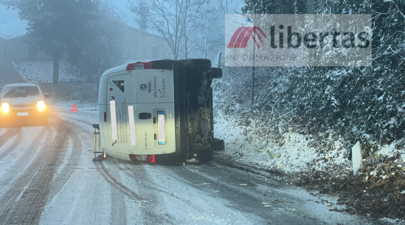 Neve a San Marino, disagi in strada: auto si ribalta a Chiesanuova
