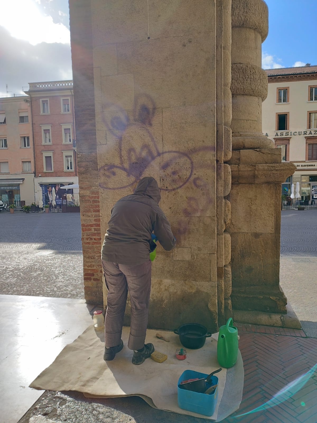 Rimini. In fase di conclusione l’opera dei restauratori per la rimozione delle scritte e graffiti vandalici dalle facciate dei palazzi di piazza Cavour