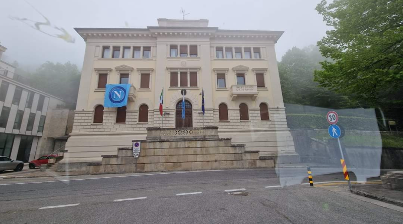 San Marino. Sull’ambasciata italiana sventola la bandiera del Napoli campione d’Italia