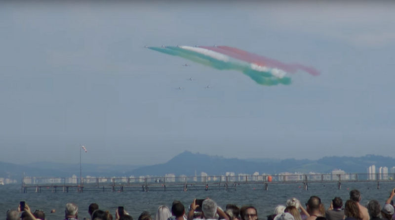 Le frecce tricolori volano su Rimini. Il video