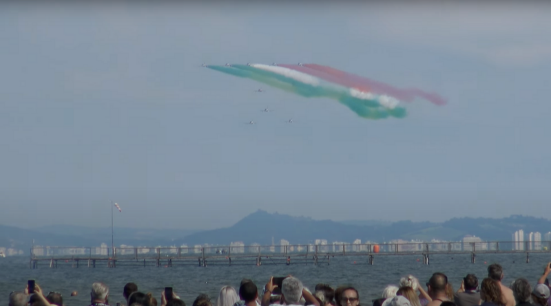 Rimini. Le prove dello show. Migliaia in spiaggia per le Frecce tricolori. Oggi la grande festa