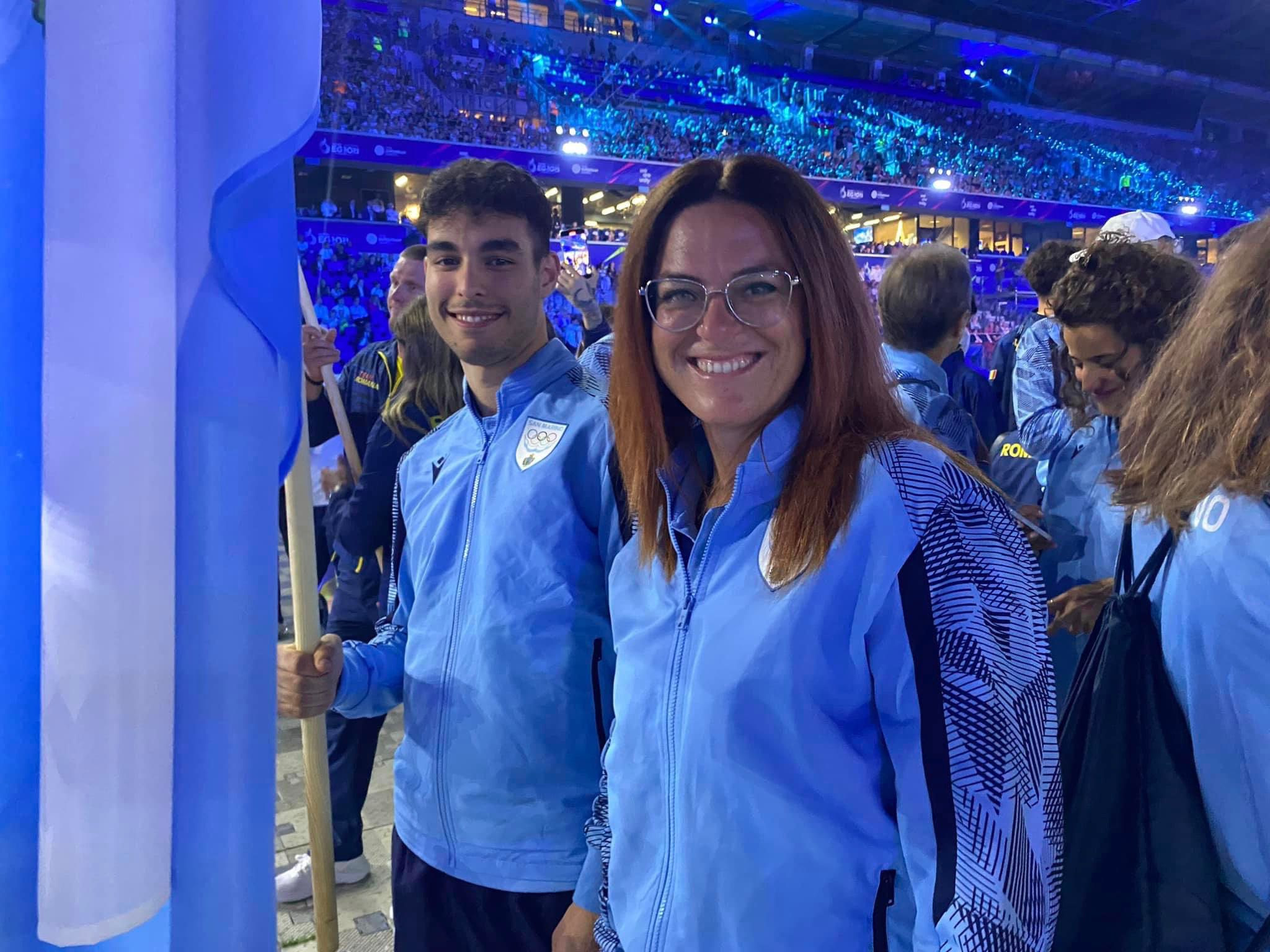 Applausi per la delegazione di San Marino nella cerimonia inaugurale con Alessandra Perilli e Mattias Mongiusti orgogliosi portabandiera