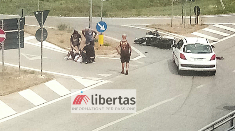 Motociclista a terra dopo lo scontro con un’auto a Rovereta (San Marino)
