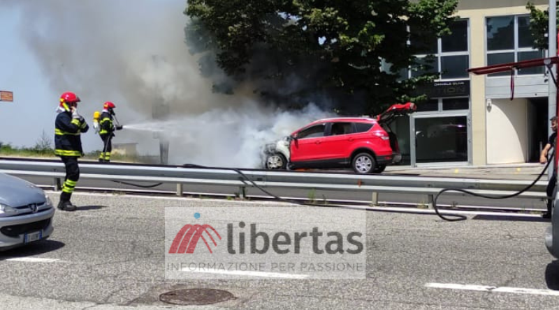 San Marino. Auto prende fuoco sulla Superstrada: grande paura a Domagnano