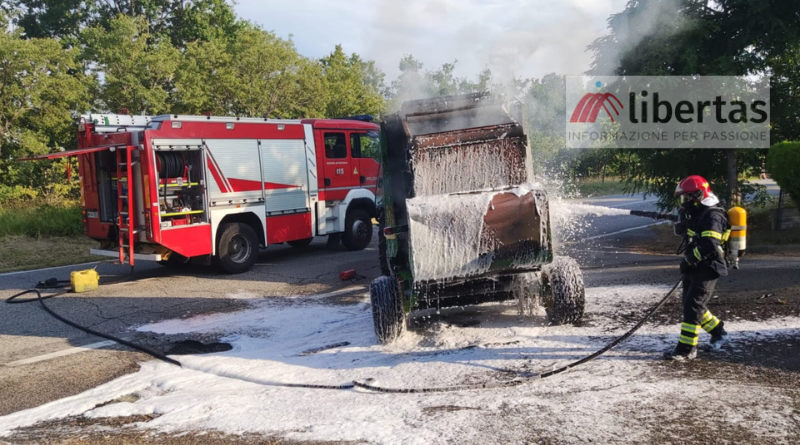 Macchinario agricolo in fiamme a Galazzano (San Marino), interviene l’Antincendio della Polizia Civile