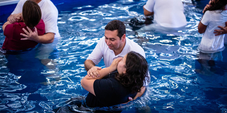 Testimoni di Geova, 95 battesimi in due congressi estivi a Rimini