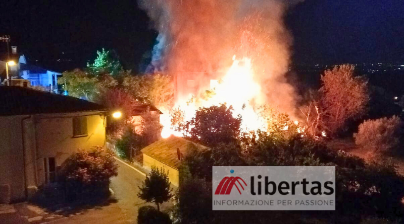 San Marino. Maxi rogo nella notte a Domagnano, abitazione avvolta dalle fiamme – FOTO