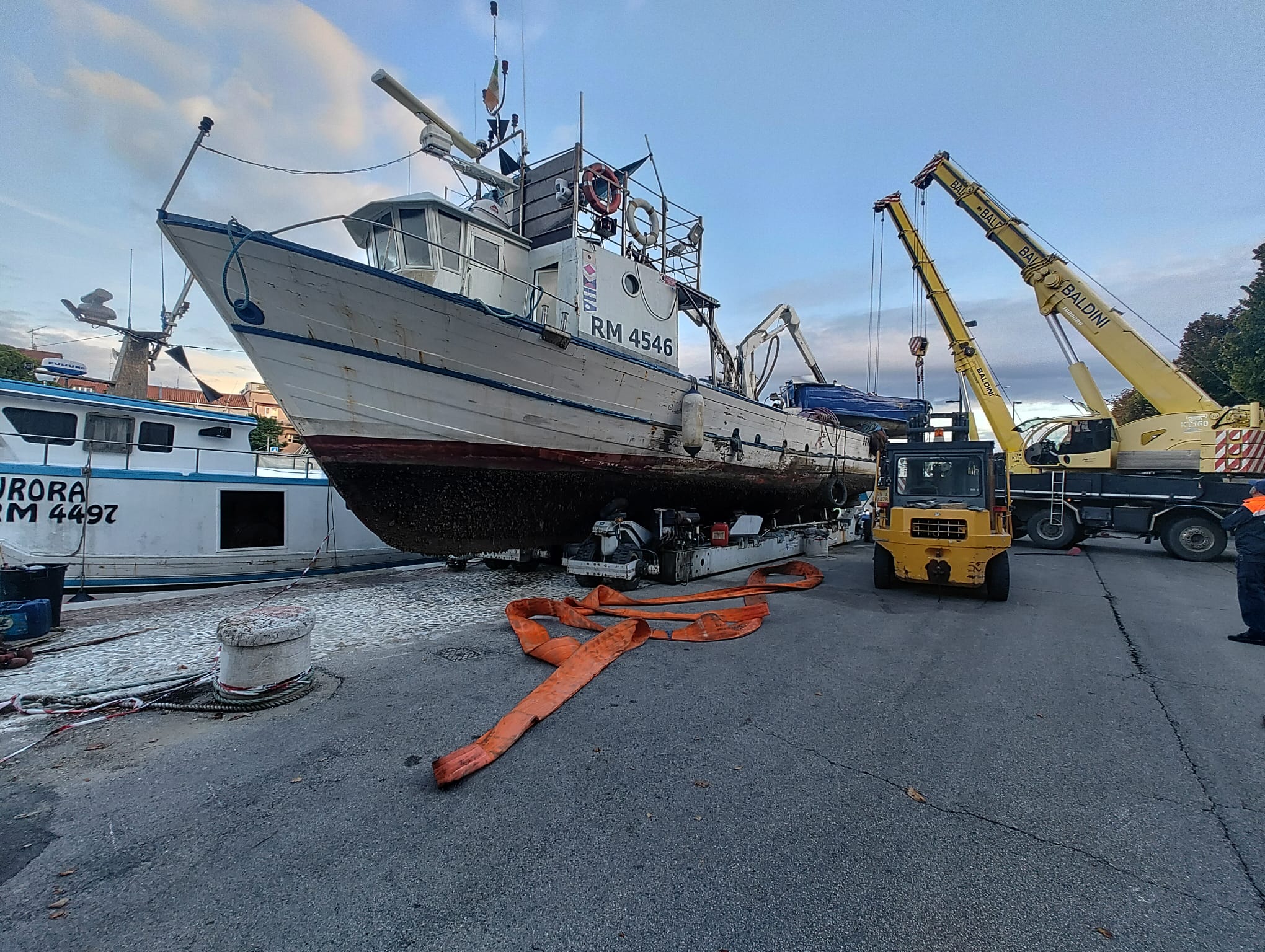 Rimini. Peschereccio affondato nel porto canale, Capitaneria di Porto e Polizia Locale mettono in sicurezza l’area