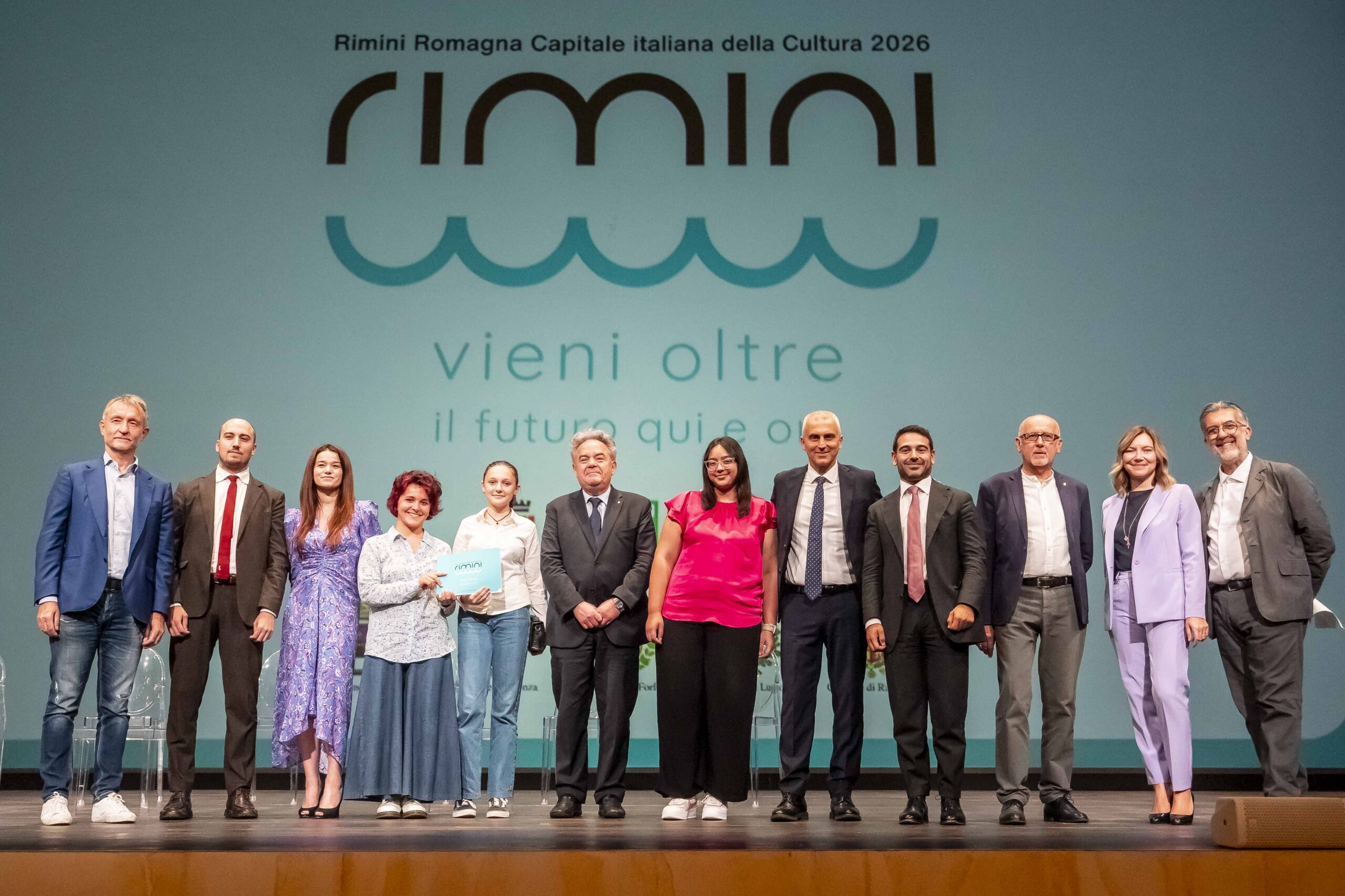 Rimini con la Romagna candidata a capitale cultura 2026: un Teatro gremito per il lancio del dossier, in migliaia nelle piazze per la festa tra musica e musei aperti.