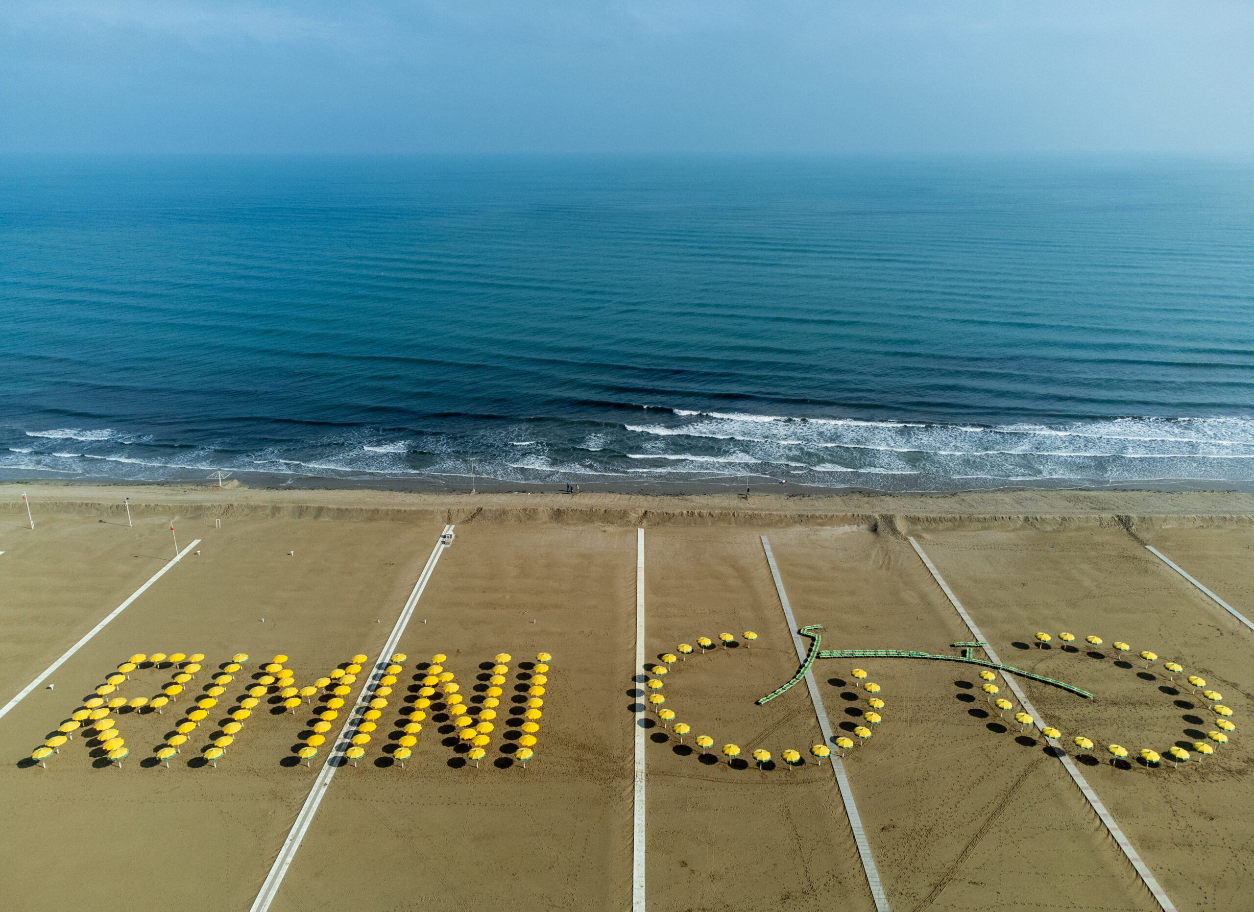 150 ombrelloni e 50 lettini vestono di giallo la spiaggia di Rimini per il lancio del “Tour de France”