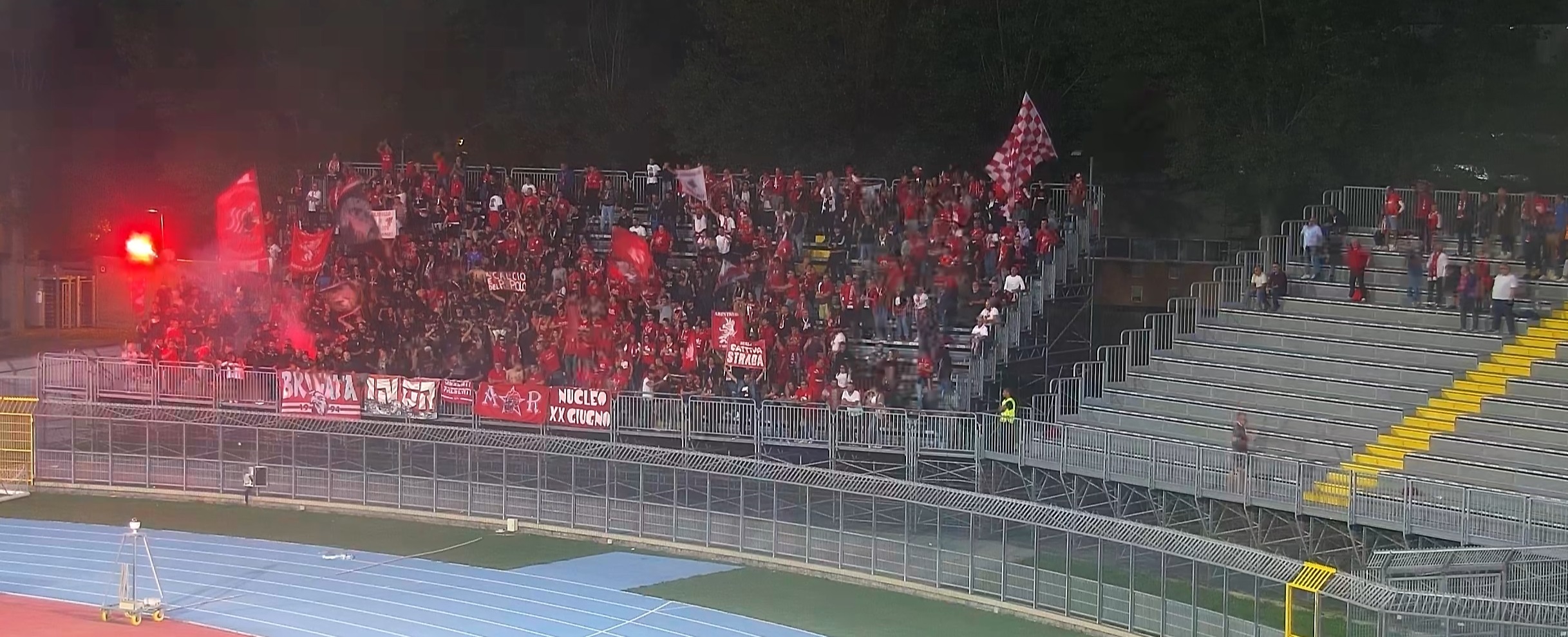 Incendio allo stadio “Romeo Neri” durante la partita di calcio Rimini-Perugia: identificato e denunciato il tifoso che ha lanciato il fumogeno