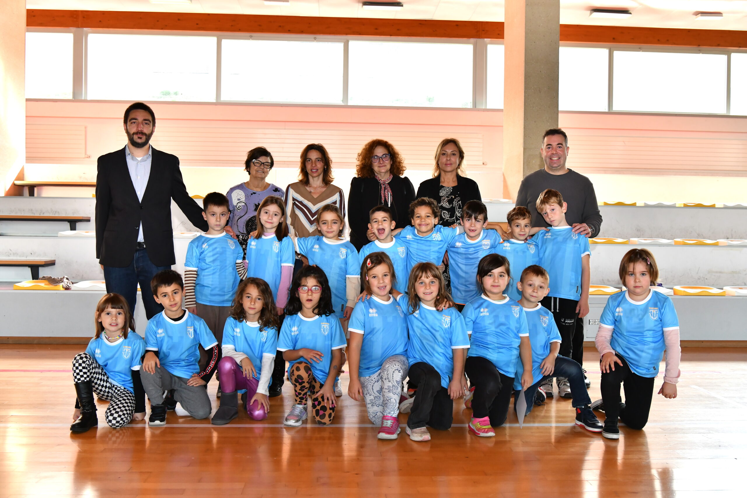 San Marino. Nazionale a scuola: la divisa azzurra in dono agli studenti di Prima Elementare