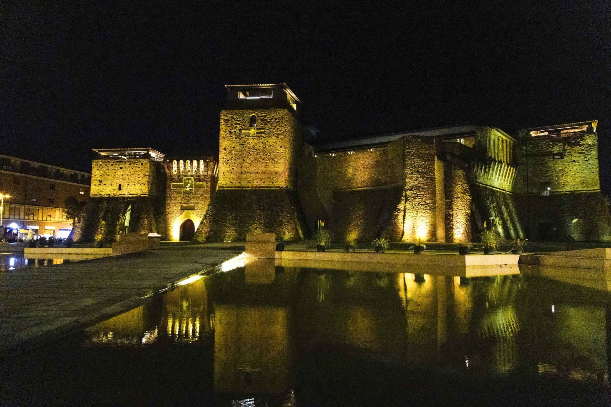 Rimini. Castel Sismondo illuminato di giallo, ecco le foto dell’iniziativa per il 75° anniversario della Dichiarazione universale dei diritti umani