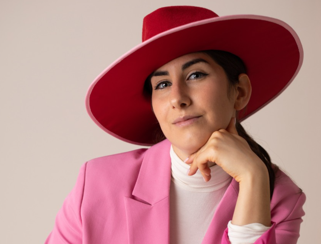 San Marino. “La rivoluzione parte dalla testa”, Anna Bacciocchi diventa stilista di cappelli per donna