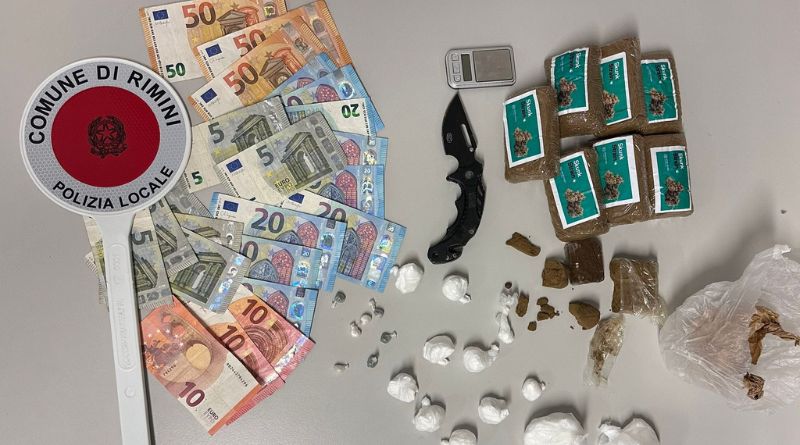 Nascondeva 900 grammi di stupefacenti per un valore di 20mila euro, arrestato un uomo a Rimini