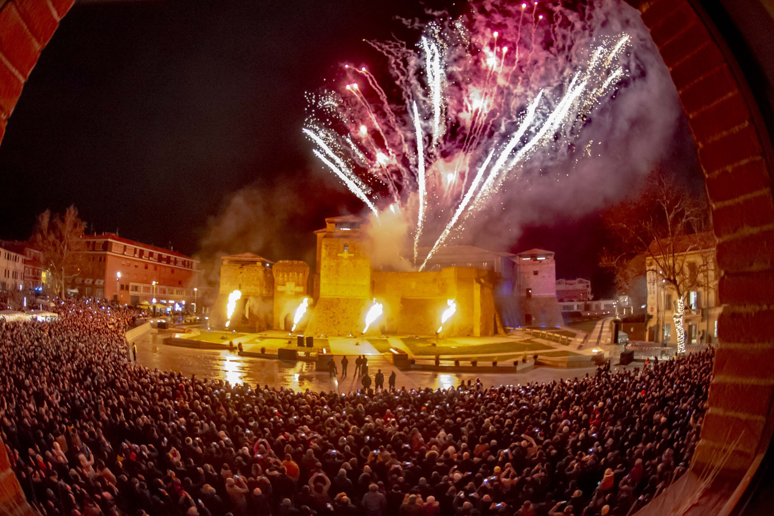 Musica, spettacolo, fuochi d’artificio: straordinario successo per il Capodanno di Rimini – FOTO