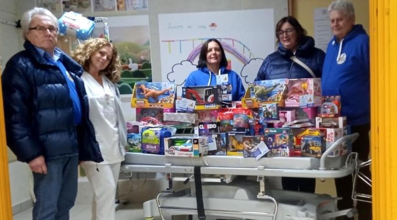 Un carico di giocattoli all’Oncologia Pediatrica di Rimini donati dall’associazione ‘Qualcosa di Grande per i Piccoli’