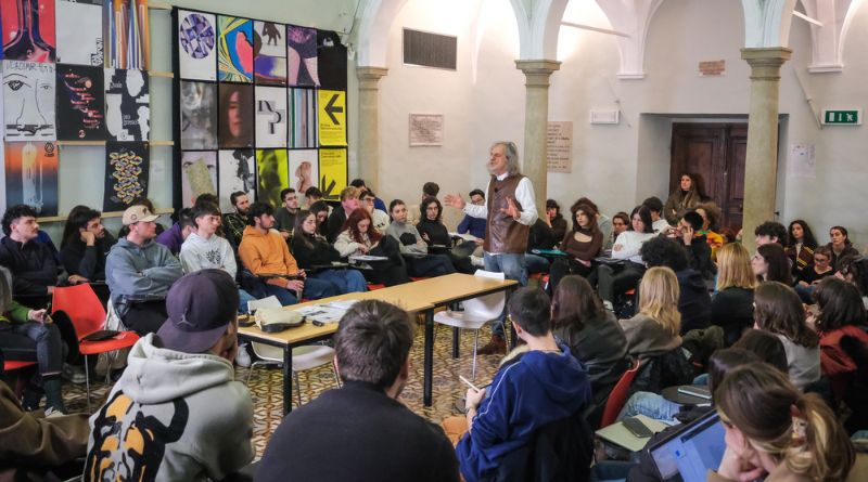 “Per stare e non distare”: Alessandro Bergonzoni e l’Università di San Marino di nuovo insieme