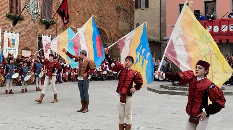 San Marino. Giocolieri, sbandieratori e musica. Il Titano si tuffa nel Medioevo