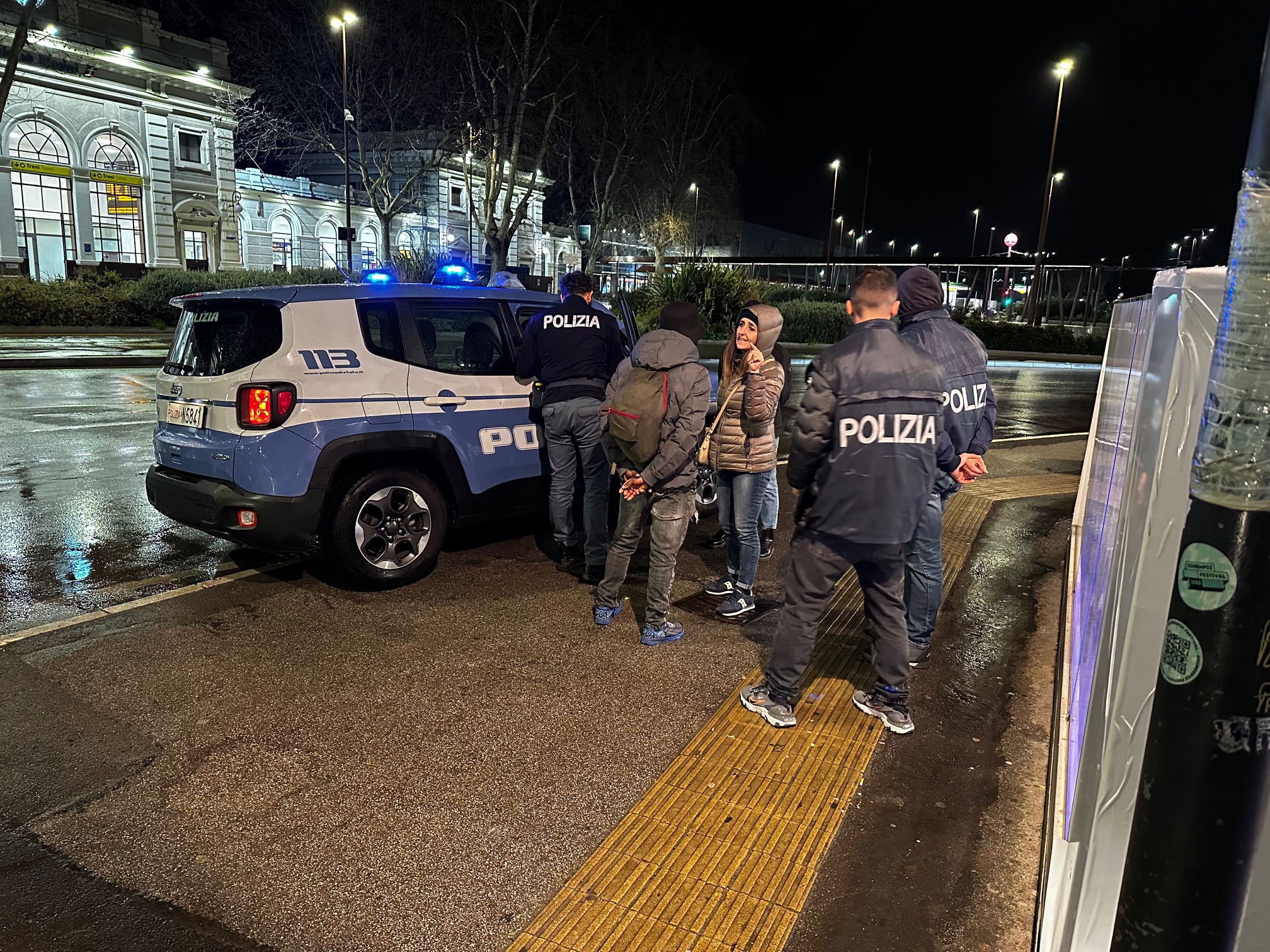 Polizia di Stato al lavoro a Rimini: identificate 80 persone in una notte, rintracciato un 30enne con foglio di via dall’Italia