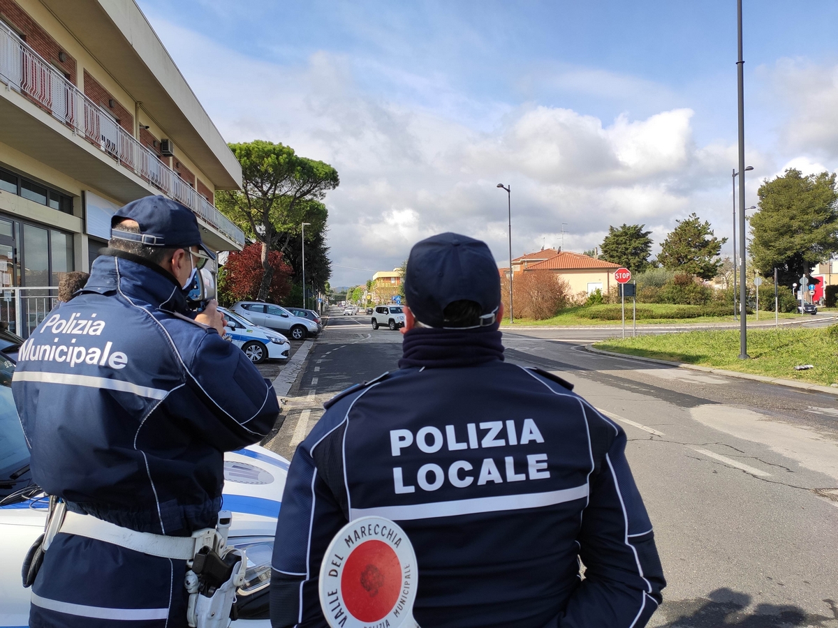 Senza assicurazione si dà alla fuga nel centro di Villa Verucchio: patente ritirate e 2.000 euro di multa