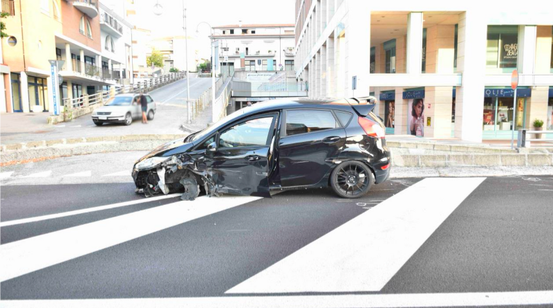 San Marino. Incidente di Ferragosto a Dogana, auto carambola sul guard-rail