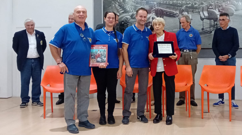 Il Vespa Club San Marino omaggia Christa Solbach “La Signora della Vespa”