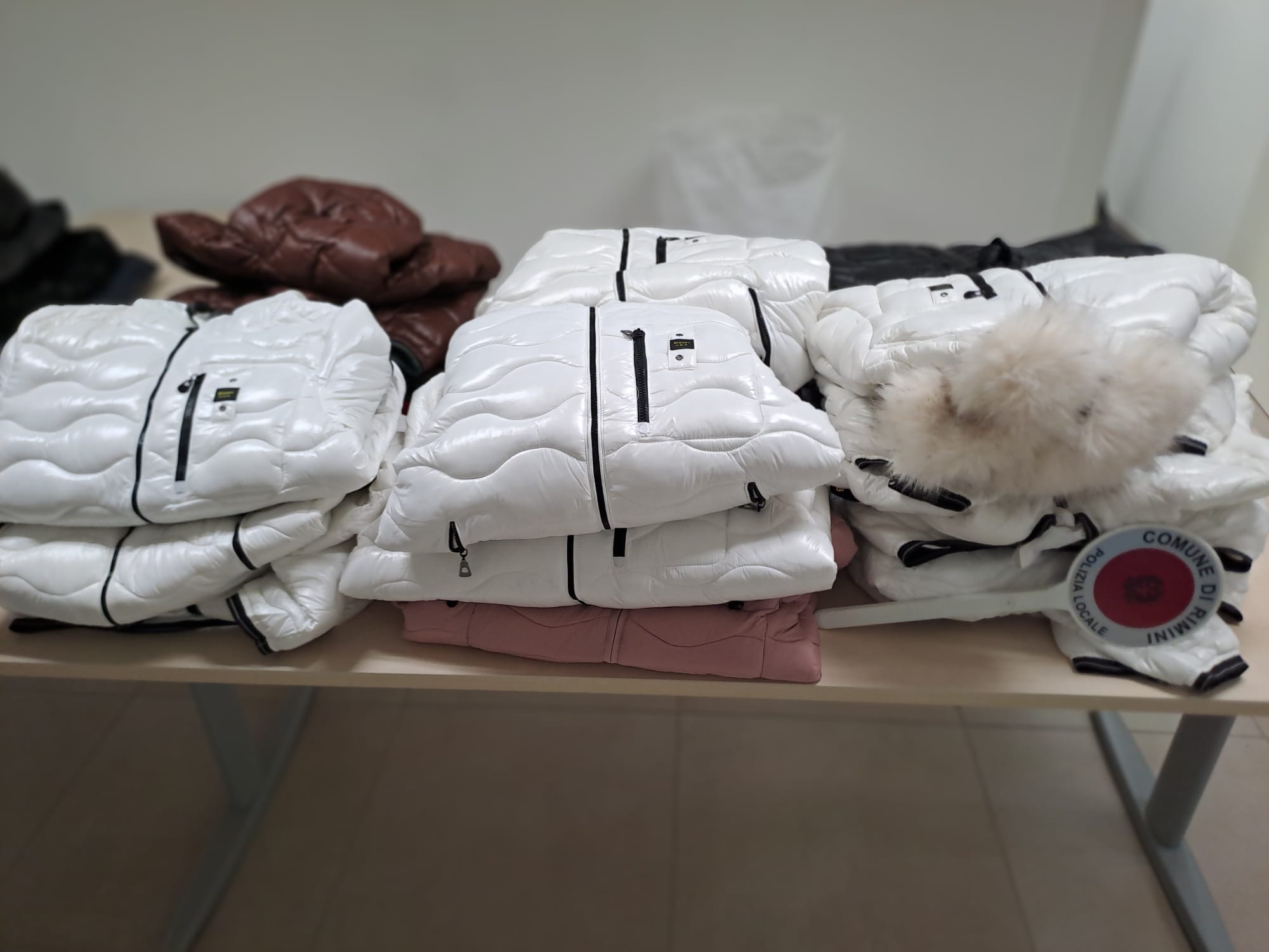 Rimini. Capi griffati contraffatti: maxi sequestro della polizia locale